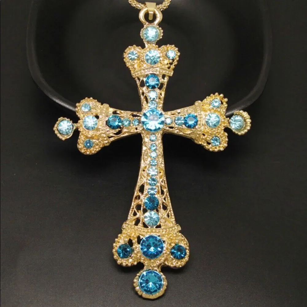 ✨ Betsey Johnson stunning crystal embellished cross necklace/pendant ✨